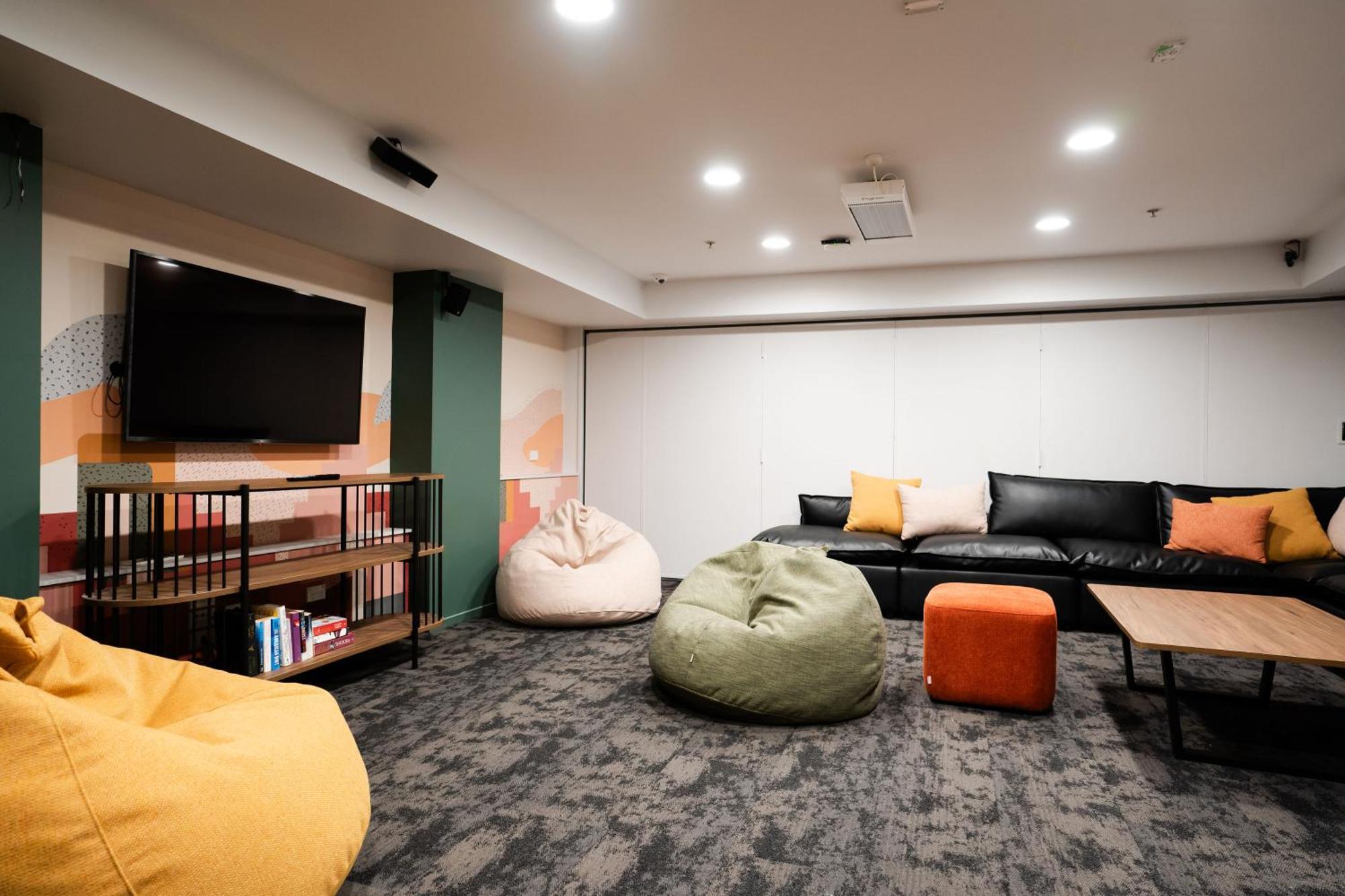 A Pousada Haka House Wellington Exterior foto The common room at the University of New South Wales