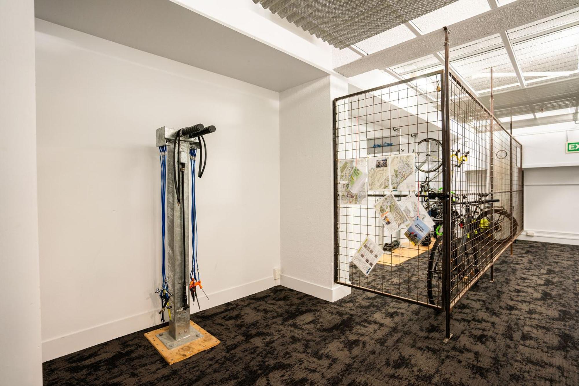 A Pousada Haka House Wellington Exterior foto A bicycle repair station at the station