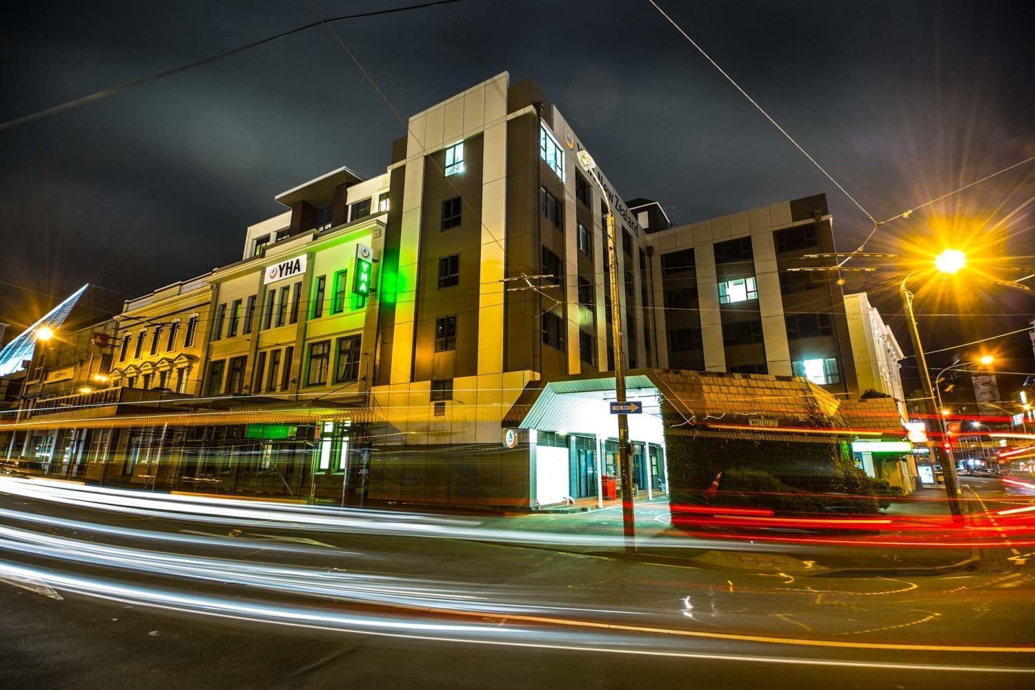 A Pousada Haka House Wellington Exterior foto The hotel at night