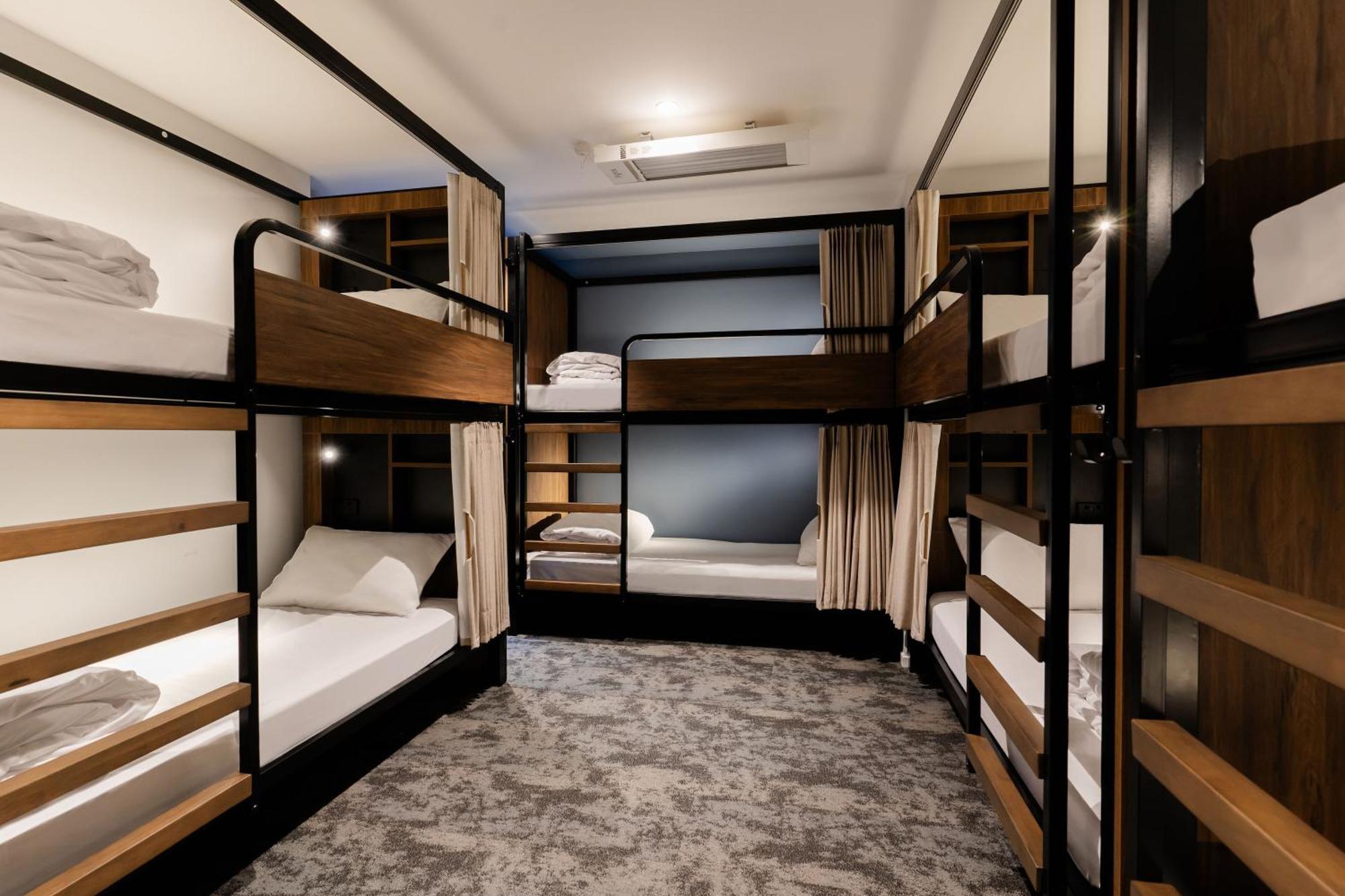 A Pousada Haka House Wellington Exterior foto A typical capsule hotel room