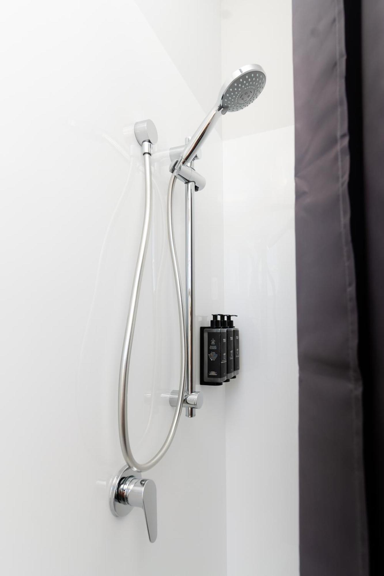 A Pousada Haka House Wellington Exterior foto Shower rail