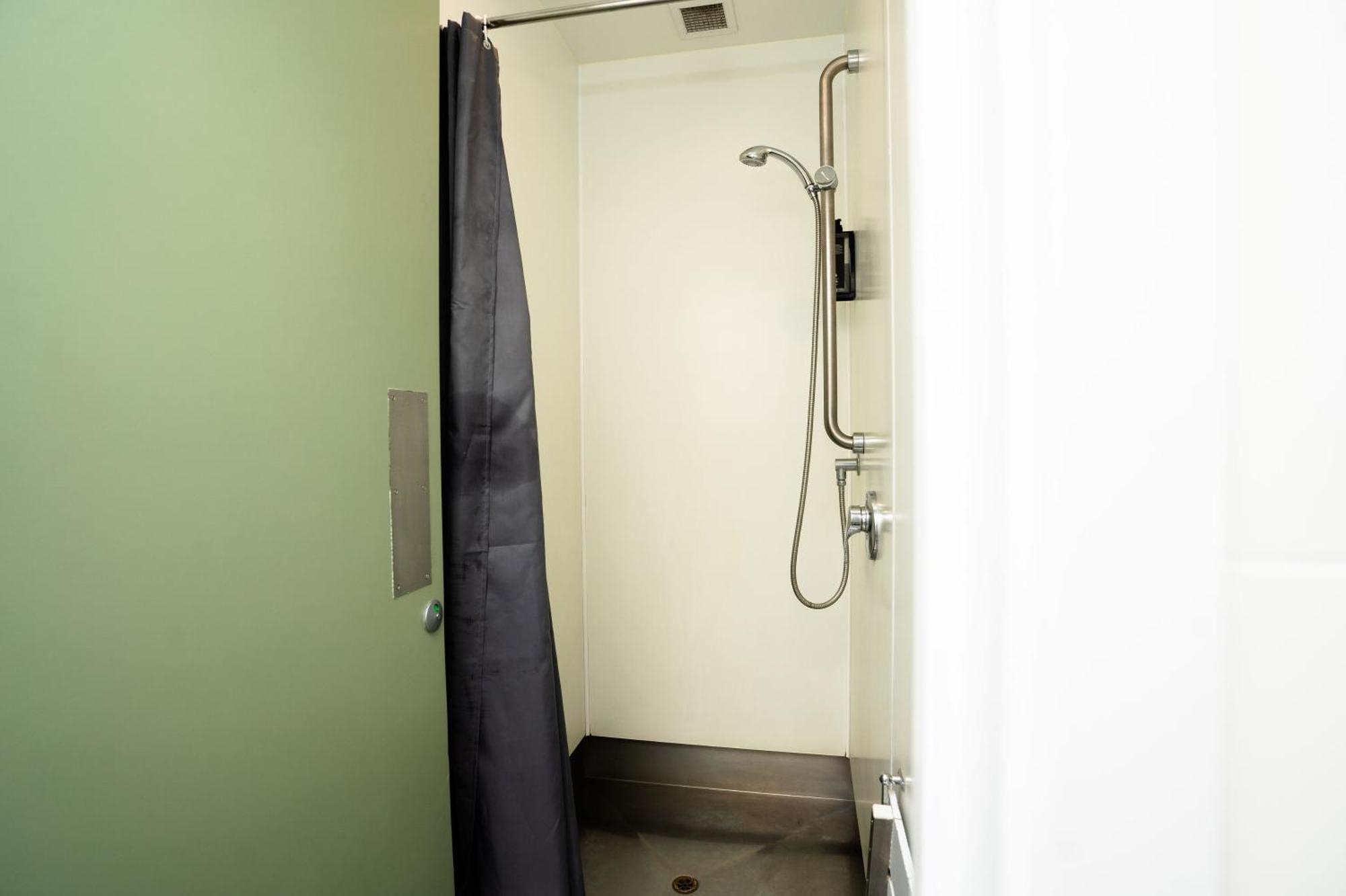 A Pousada Haka House Wellington Exterior foto A shower cubicle
