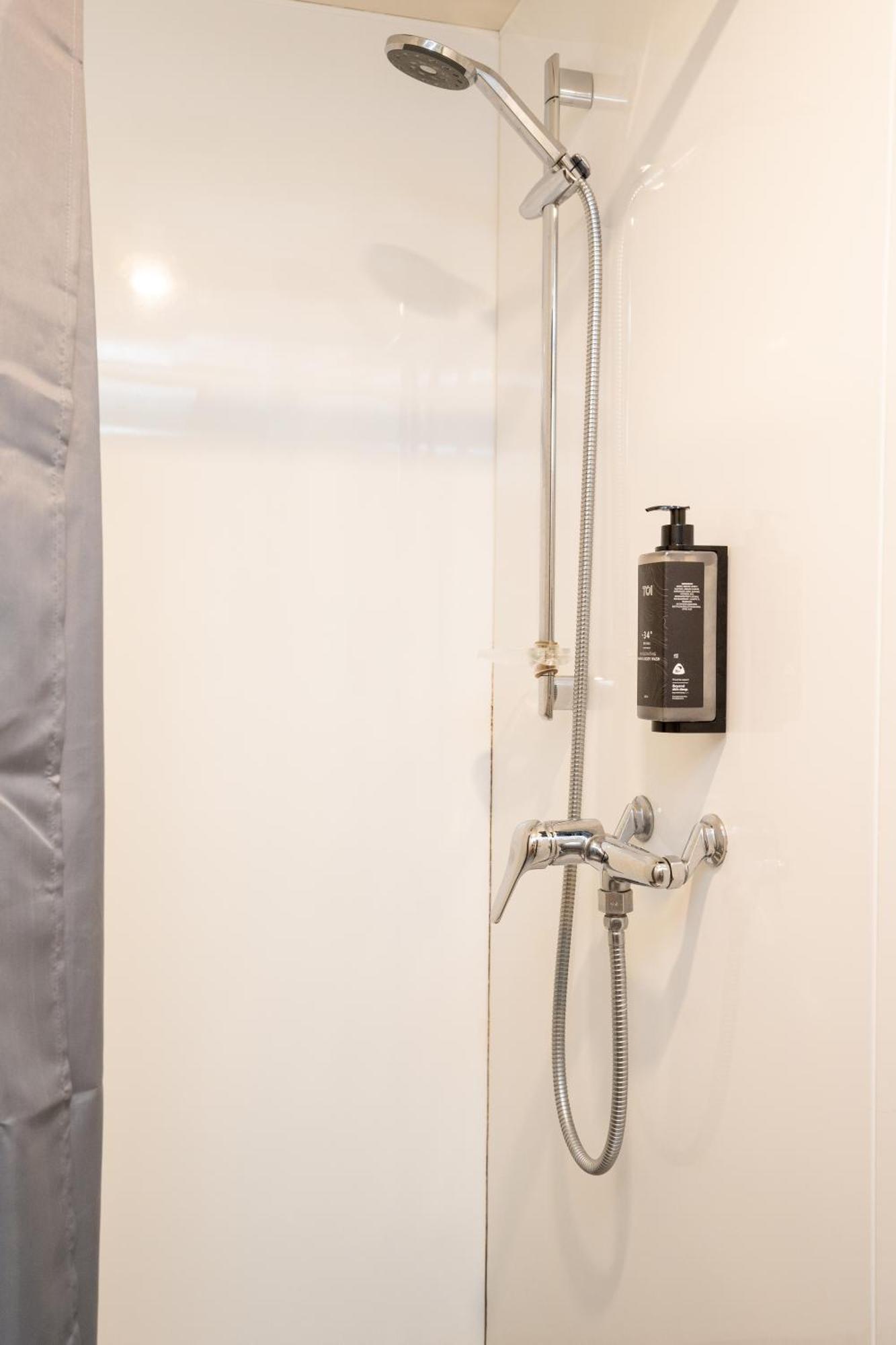 A Pousada Haka House Wellington Exterior foto Shower gel dispenser