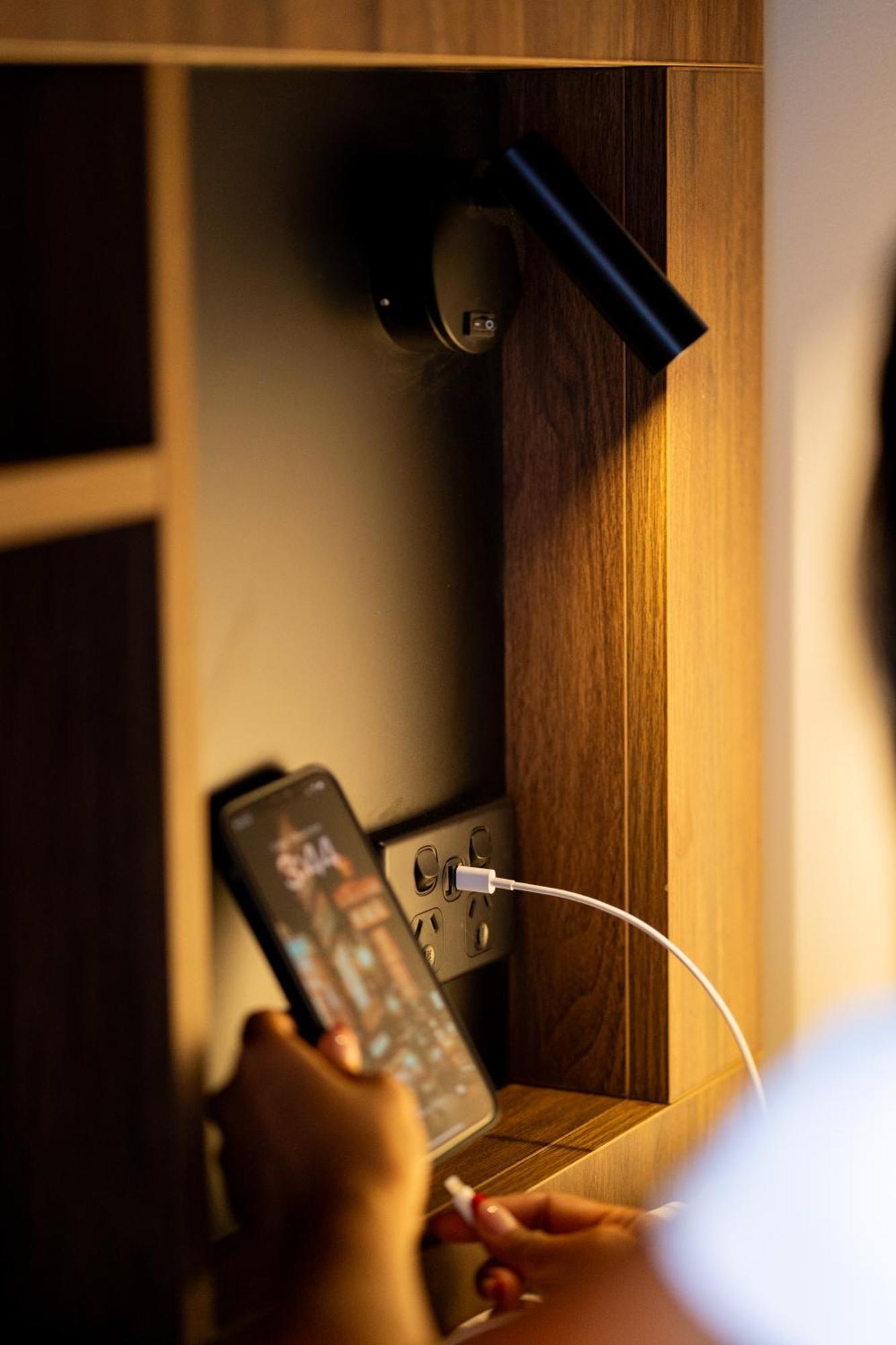 A Pousada Haka House Wellington Exterior foto A phone plugged into a power socket