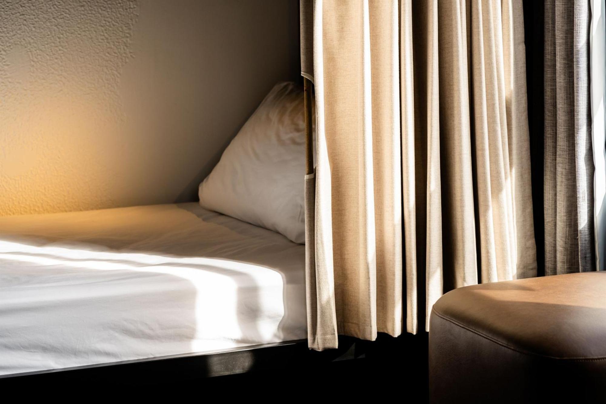 A Pousada Haka House Wellington Exterior foto A bed in a hotel room