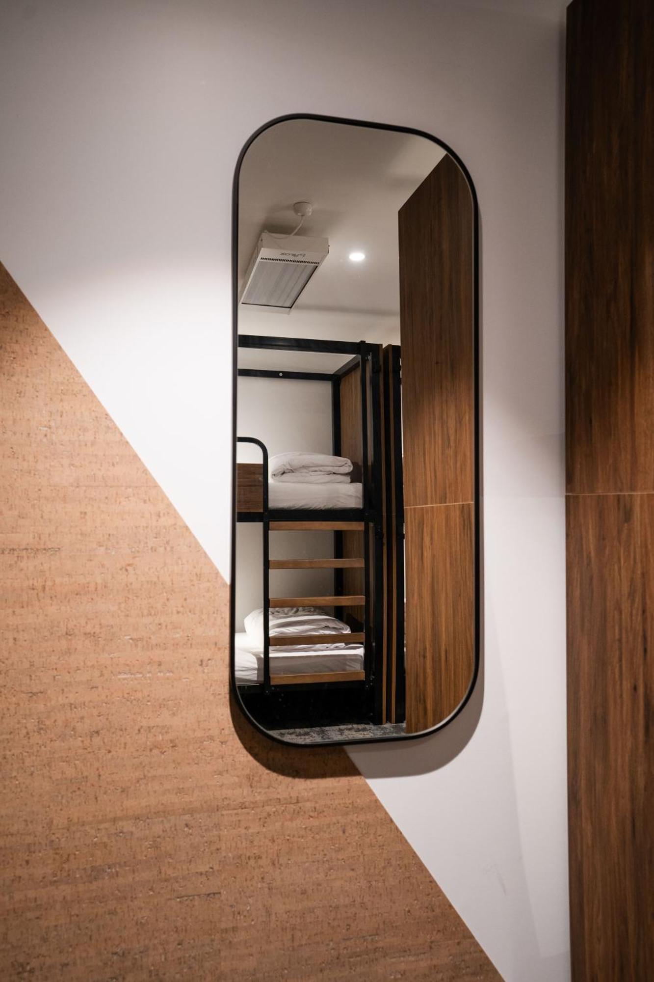 A Pousada Haka House Wellington Exterior foto A capsule hotel in Tokyo