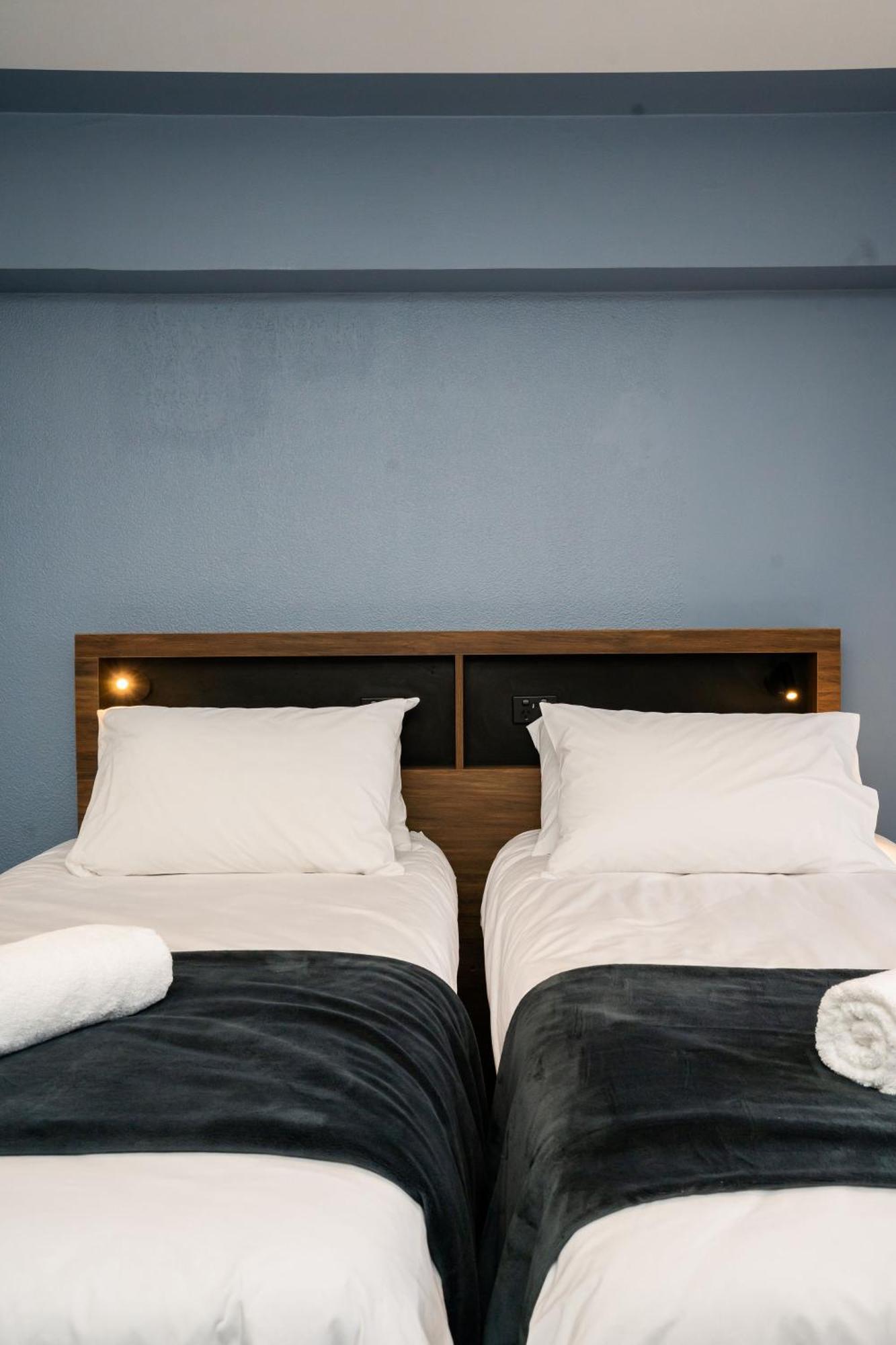 A Pousada Haka House Wellington Quarto foto A bed with two pillows