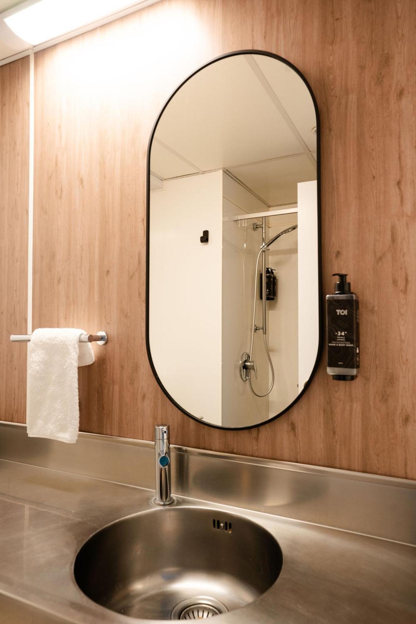 A Pousada Haka House Wellington Exterior foto A shower in a hotel room