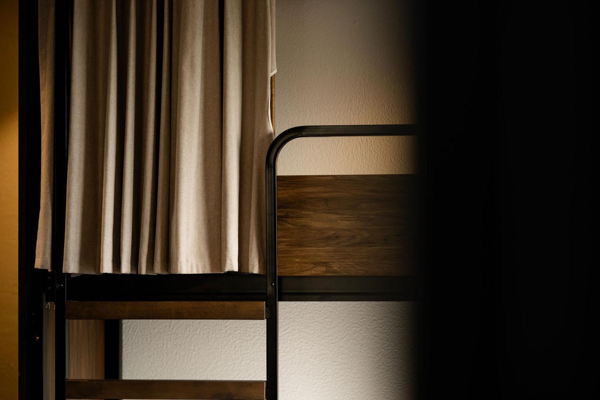 A Pousada Haka House Wellington Exterior foto A curtain in a capsule hotel
