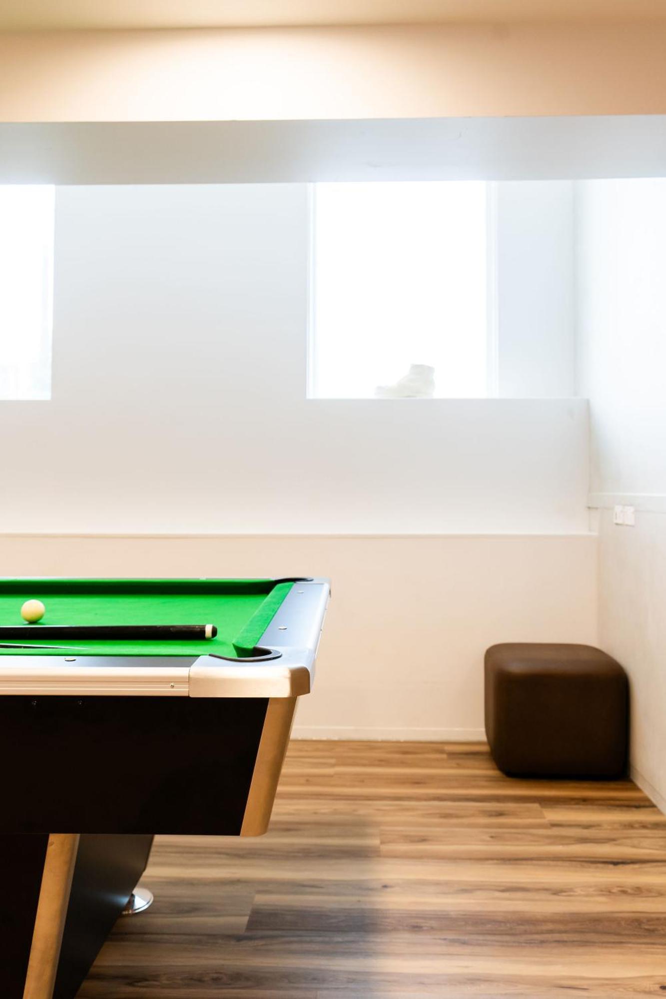 A Pousada Haka House Wellington Exterior foto A pool table in a student house
