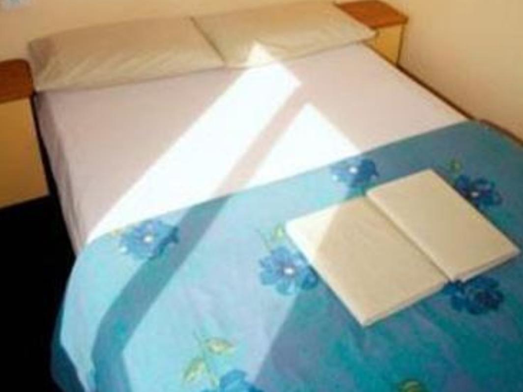 A Pousada Haka House Wellington Exterior foto A bed with a duvet